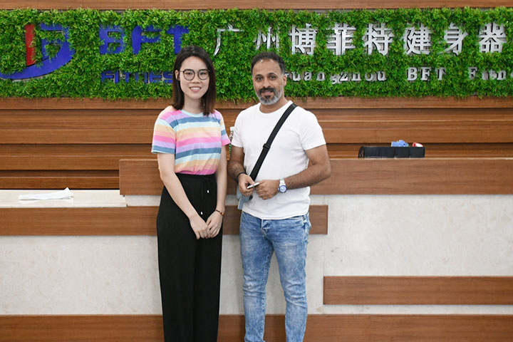 沙特阿拉伯客户采购桃子视频在线观看免费完整版网品牌健身器材