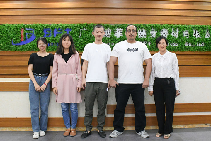 沙特客户来中国采购桃子视频在线观看免费完整版网健身器材
